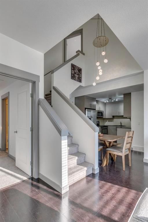 2, 43 West Coach Manor SW, Calgary — photo 4 of 46