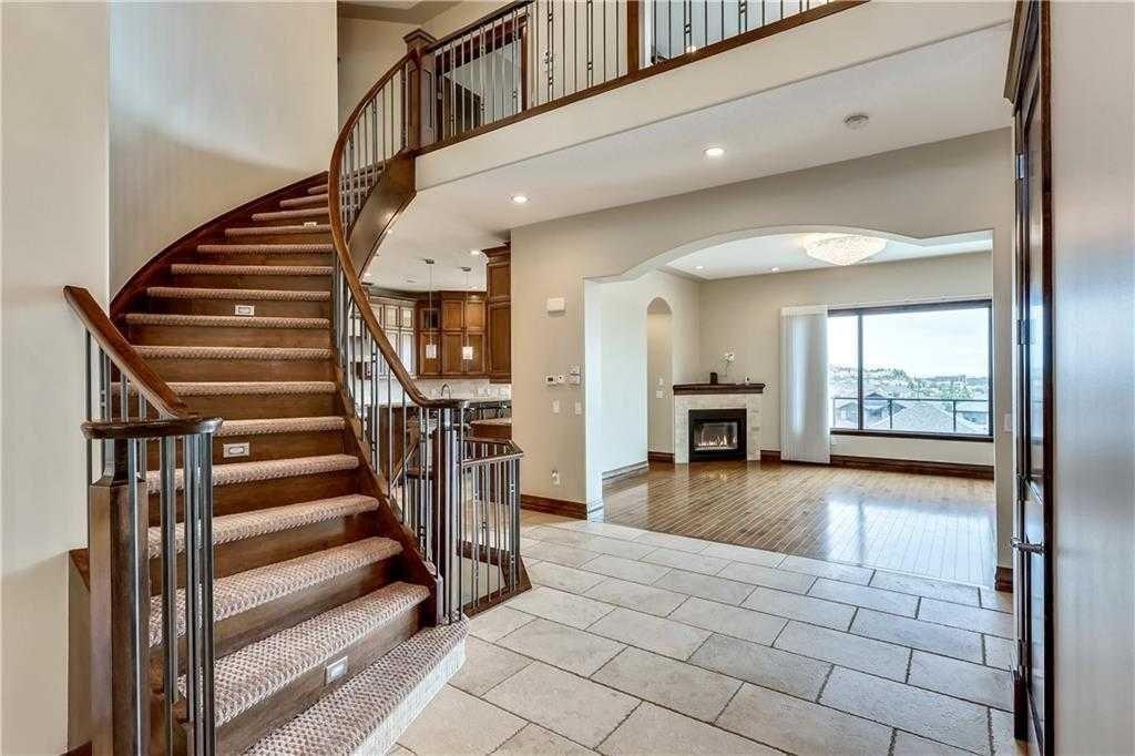 35 Elmont Drive SW, Calgary — photo 3 of 50