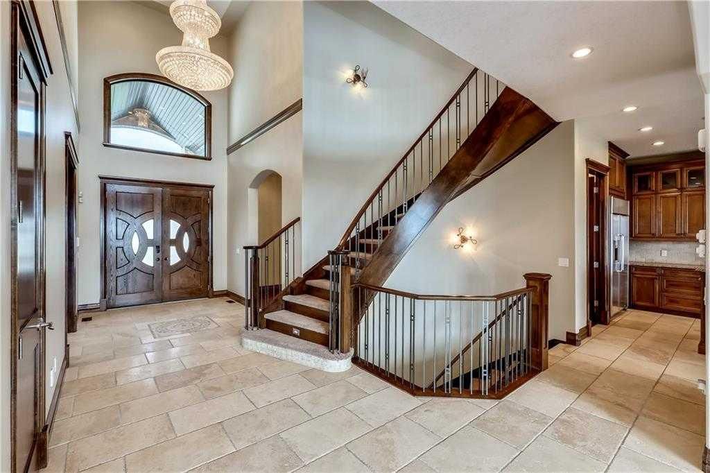 35 Elmont Drive SW, Calgary — photo 4 of 50