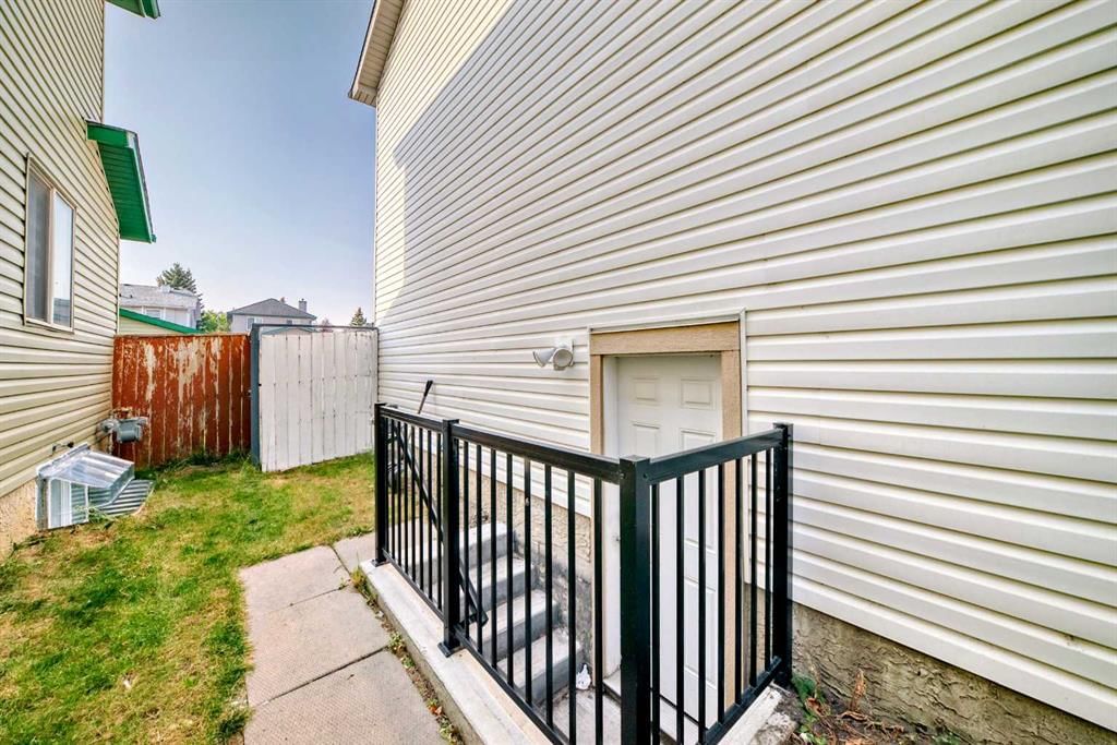 5215 Martin Crossing Drive NE, Calgary — photo 4 of 37
