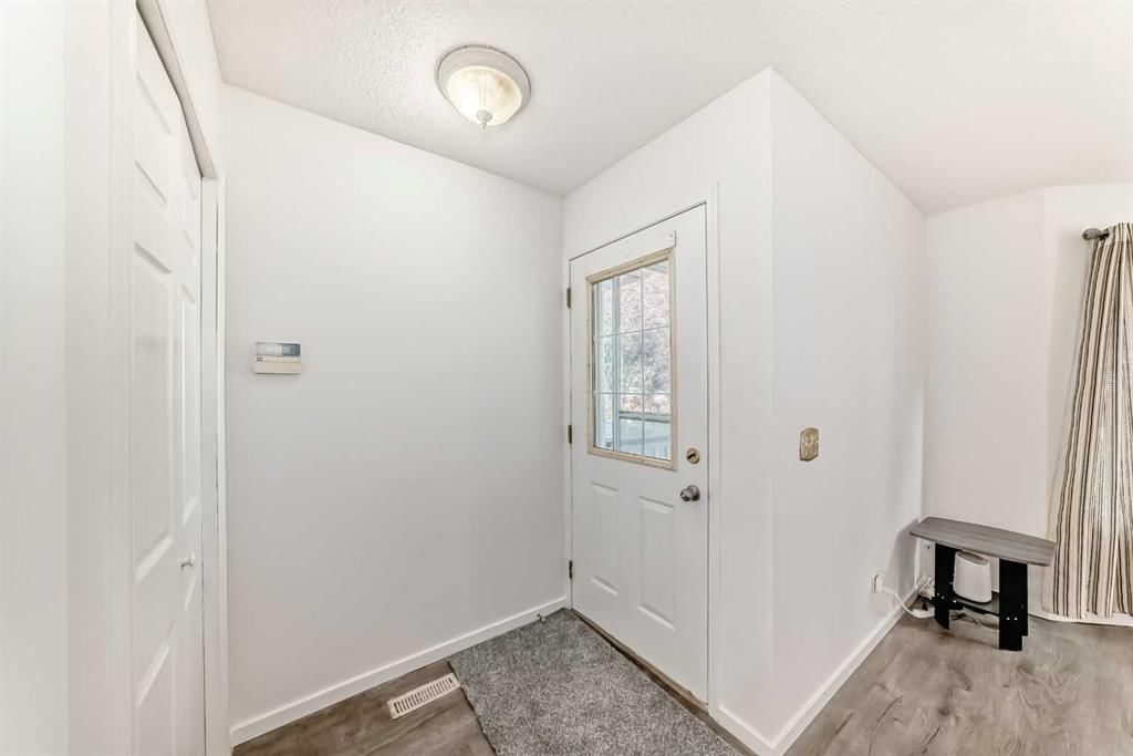 5215 Martin Crossing Drive NE, Calgary — photo 5 of 37