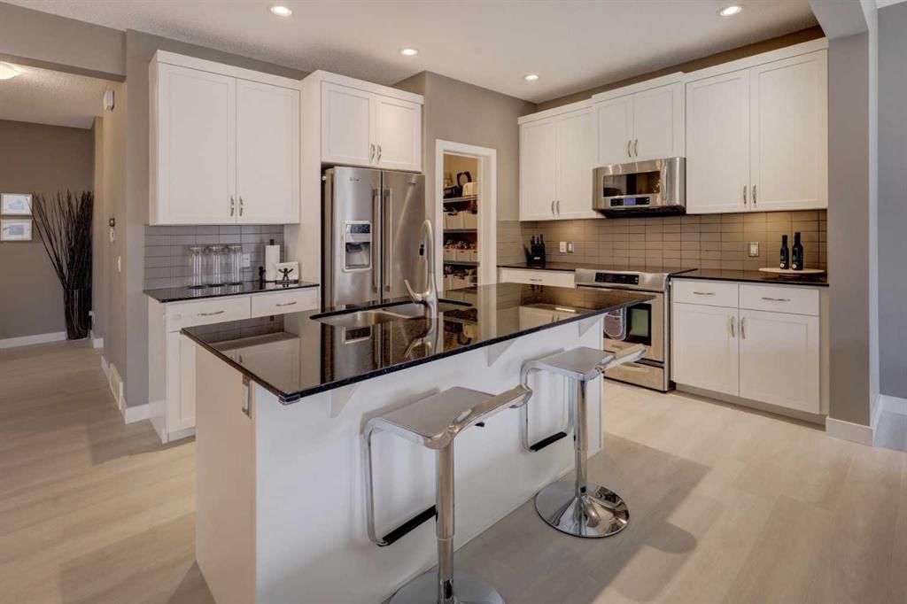 208 Evansview Road NW, Calgary — photo 5 of 40