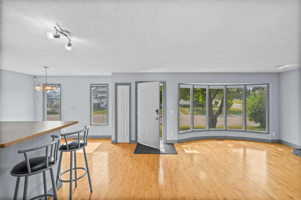 52 Dover Ridge Court SE, Calgary — photo 4 of 42
