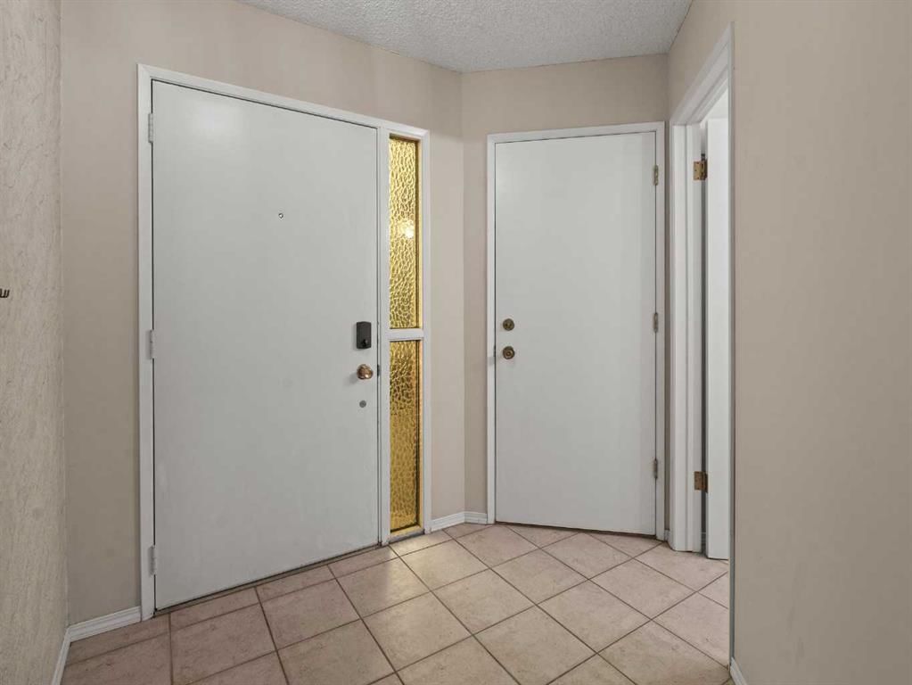 10, 8533 Silver Springs Road NW, Calgary — photo 3 of 31
