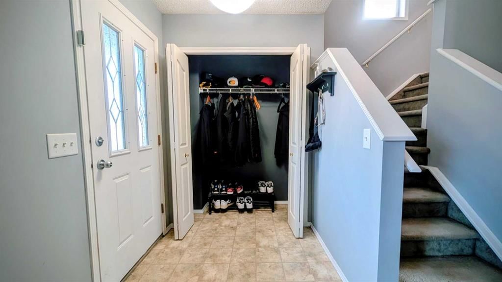 226 Erin Circle SE, Calgary — photo 2 of 17