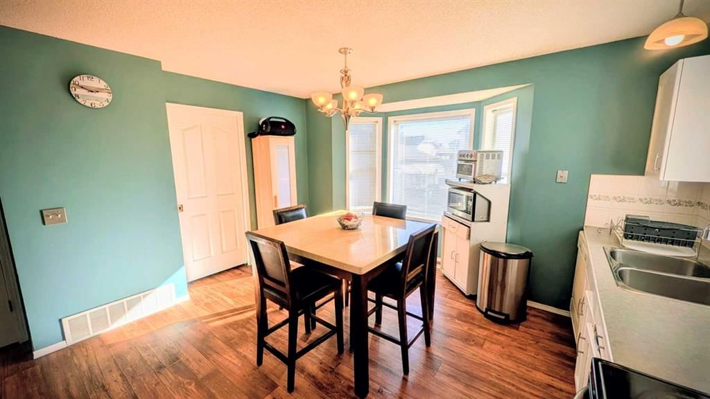226 Erin Circle SE, Calgary — photo 4 of 17