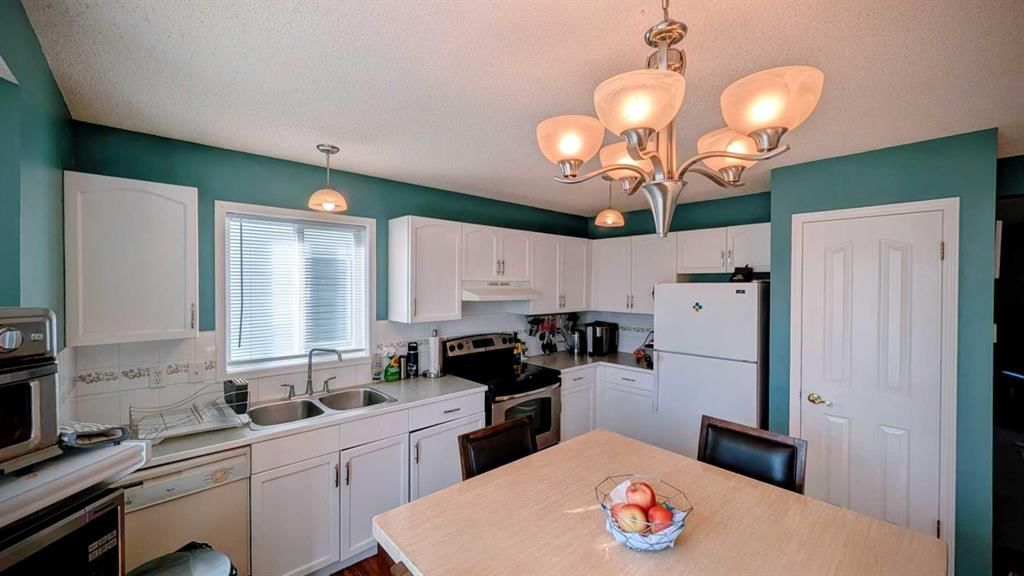 226 Erin Circle SE, Calgary — photo 5 of 17
