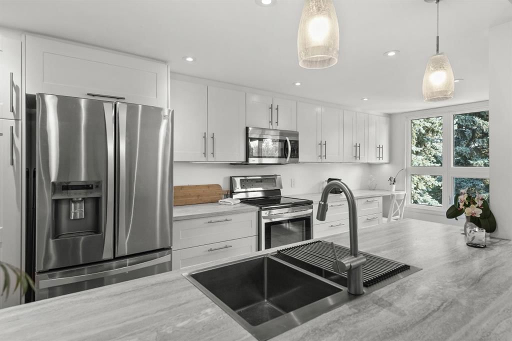 2 Canterbury Gardens SW, Calgary — photo 4 of 42