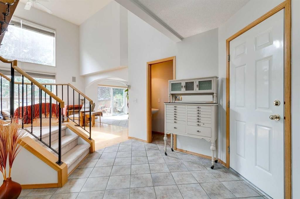 187 Valley Brook Circle NW, Calgary — photo 4 of 29