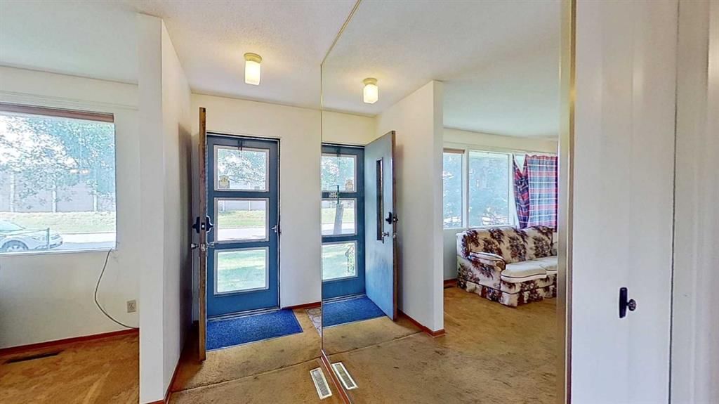 236 Westwood Drive SW, Calgary — photo 2 of 30