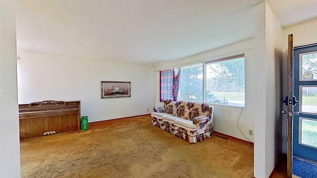 236 Westwood Drive SW, Calgary — photo 3 of 30