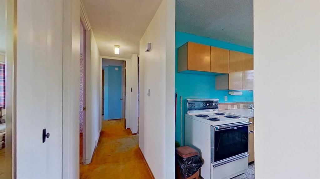 236 Westwood Drive SW, Calgary — photo 4 of 30