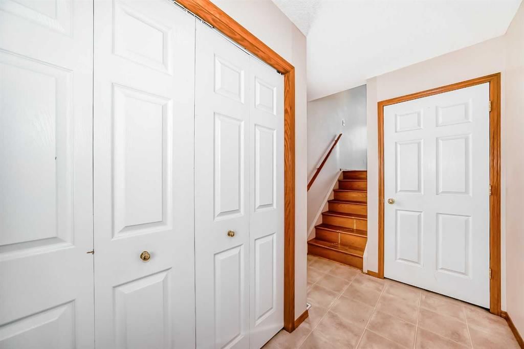 222 Rocky Ridge Court NW, Calgary — photo 3 of 27