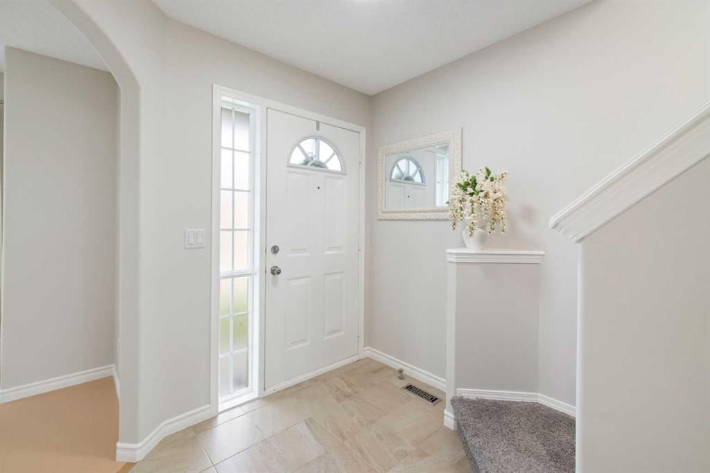 35 Royal Birch Road NW, Calgary — photo 2 of 28