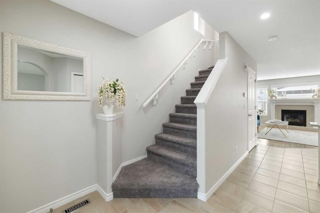 35 Royal Birch Road NW, Calgary — photo 3 of 28