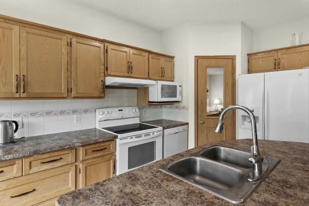 9822 Hidden Valley Drive NW, Calgary — photo 4 of 35