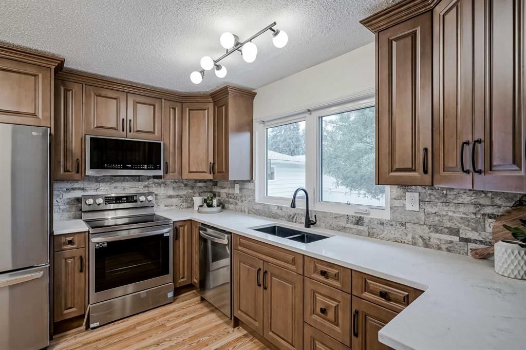 7419 Huntertown Crescent NW, Calgary — photo 3 of 50