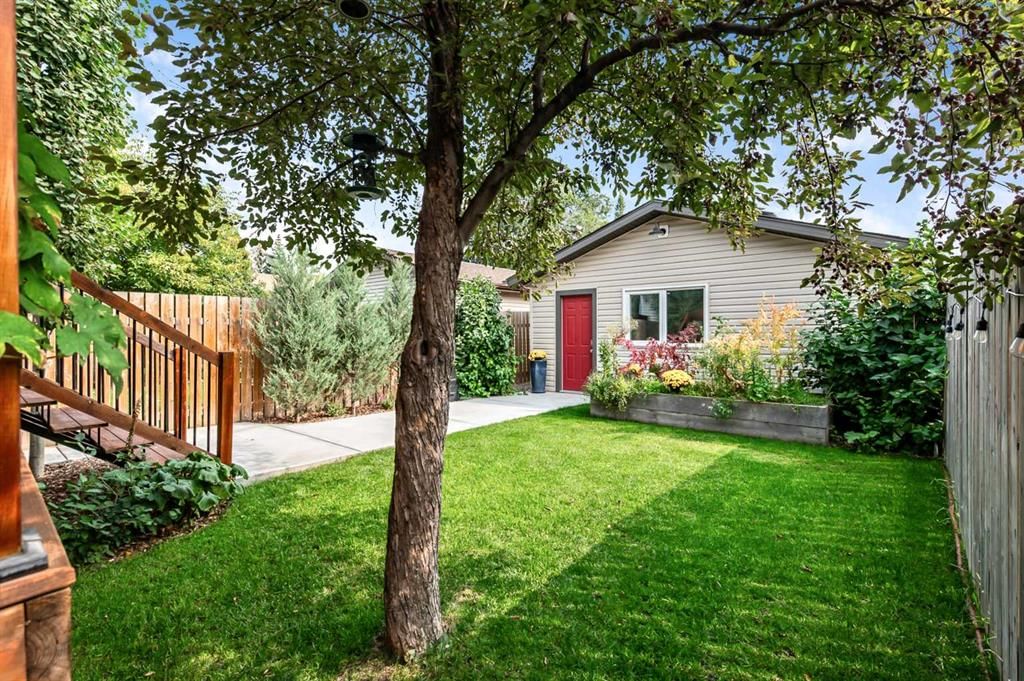 4004 46 Street SW, Calgary — photo 3 of 48