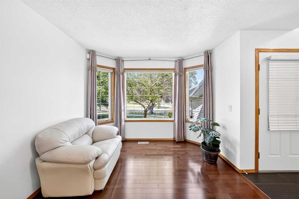 9200 Edgebrook Drive NW, Calgary — photo 3 of 43