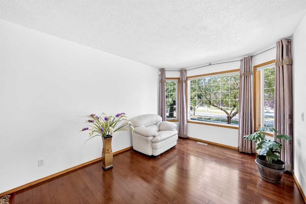 9200 Edgebrook Drive NW, Calgary — photo 4 of 43