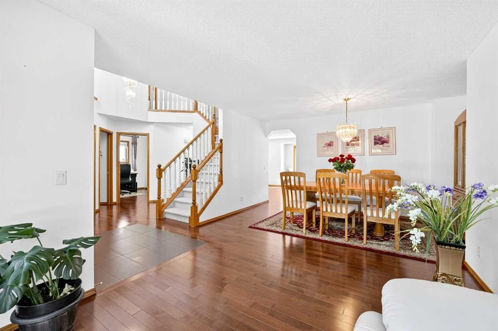 9200 Edgebrook Drive NW, Calgary — photo 5 of 43