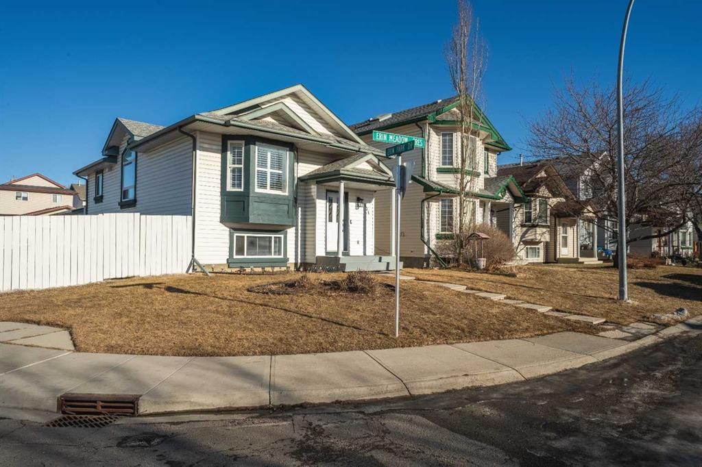 134 Erin Meadow Crescent SE, Calgary — photo 4 of 43