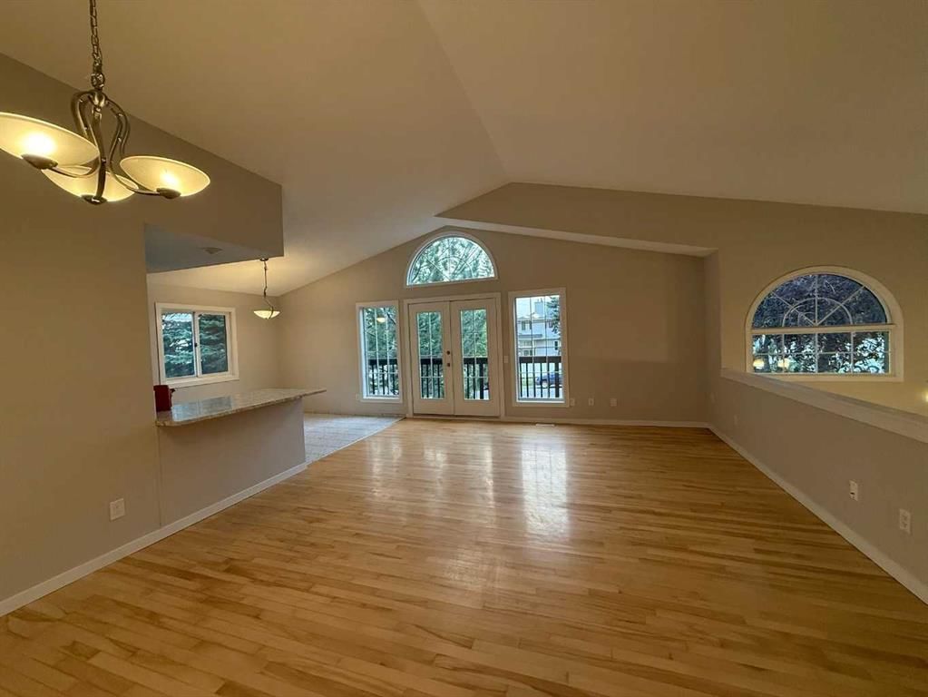 40 Millrise Drive SW, Calgary — photo 4 of 32