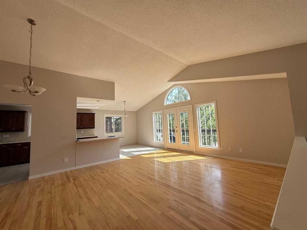 40 Millrise Drive SW, Calgary — photo 5 of 32