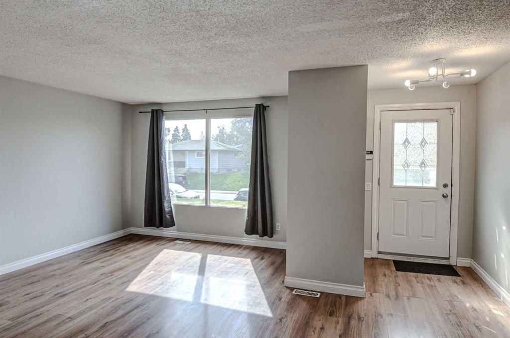 3014 Dover Crescent SE, Calgary — photo 3 of 19