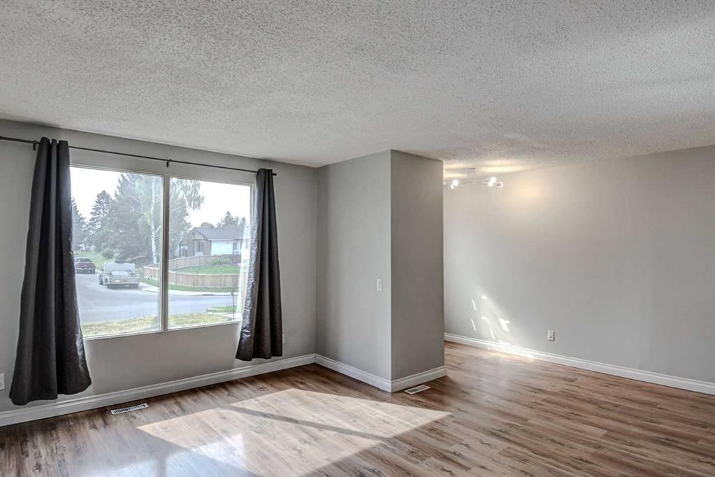 3014 Dover Crescent SE, Calgary — photo 4 of 19