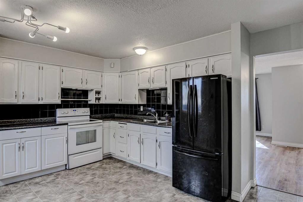 3014 Dover Crescent SE, Calgary — photo 5 of 19