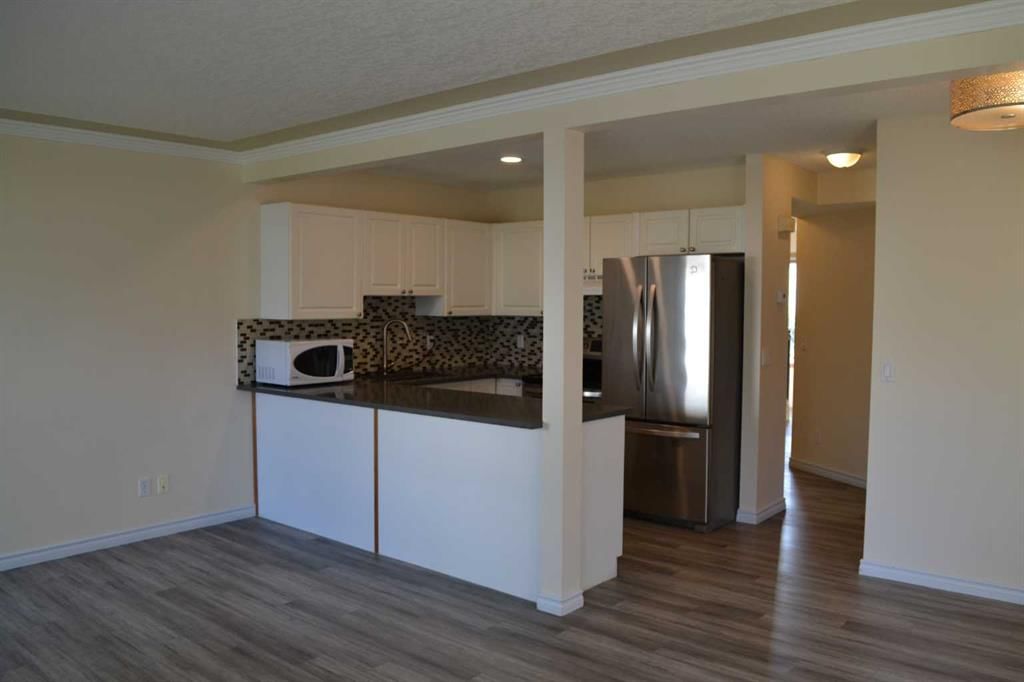 21 Country Hills Rise NW, Calgary — photo 5 of 23