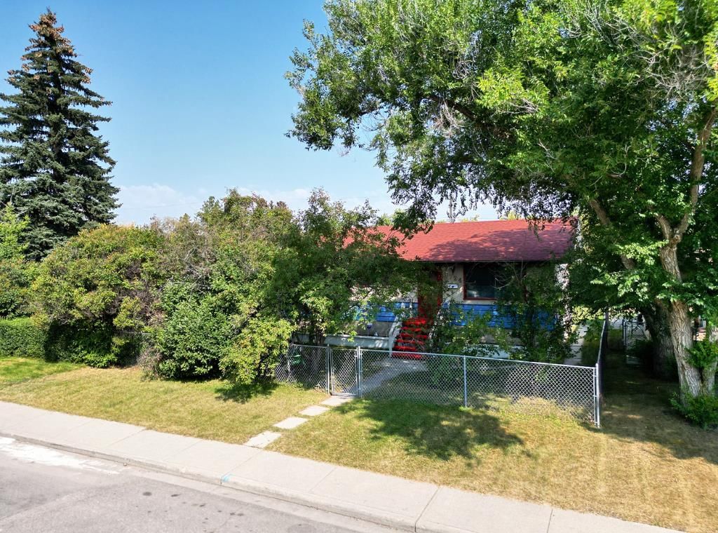 8724 34 Avenue NW, Calgary — main listing photo