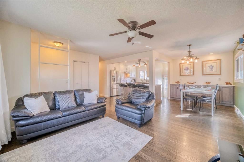 2715 63 Avenue SW, Calgary — photo 2 of 50