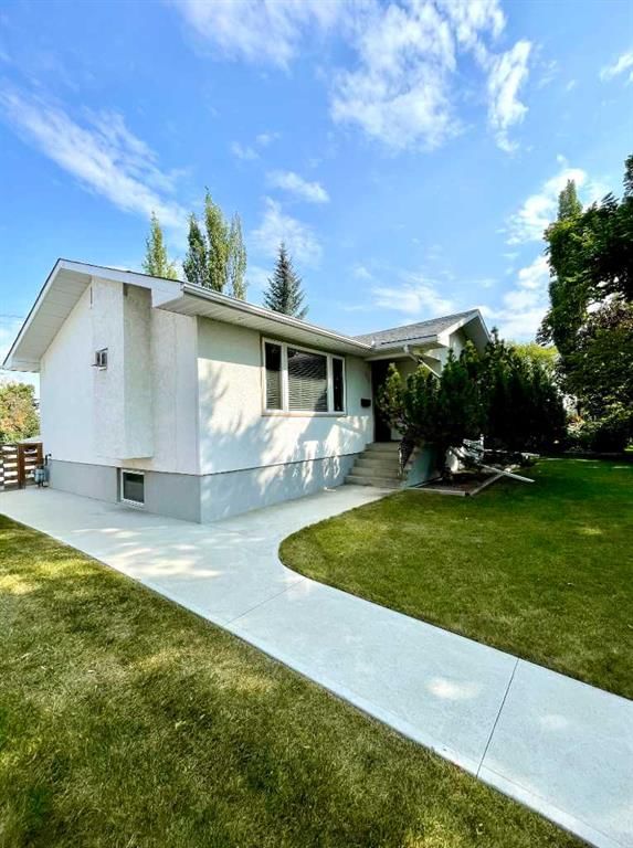 2712 32 Avenue SW, Calgary — main listing photo