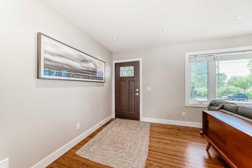 2712 32 Avenue SW, Calgary — photo 3 of 44