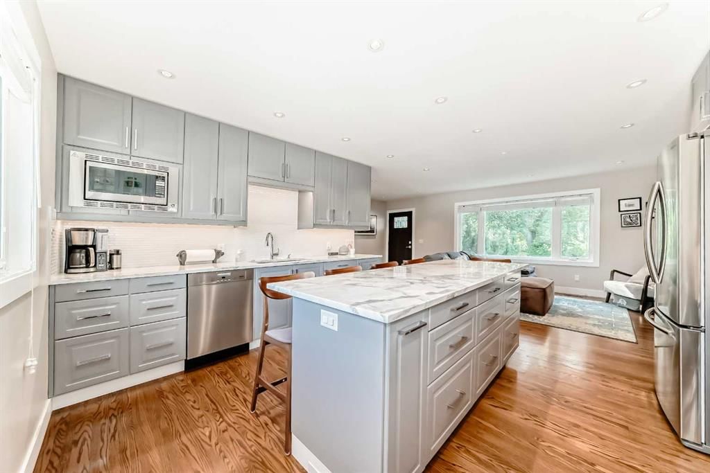 2712 32 Avenue SW, Calgary — photo 4 of 44