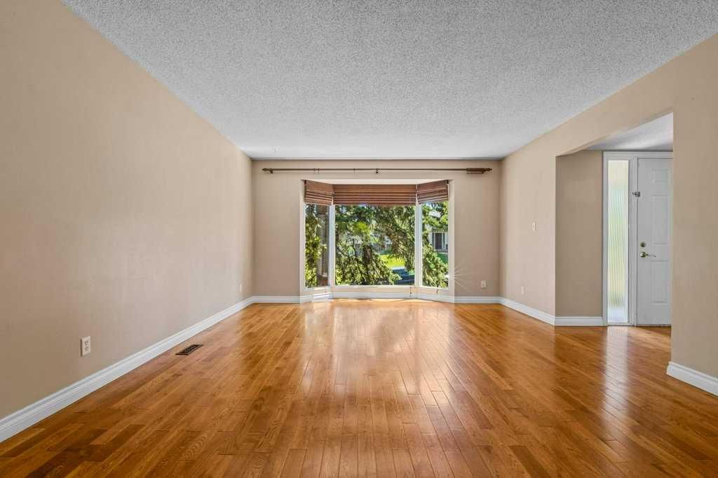 320 Parkridge Way SE, Calgary — photo 5 of 48