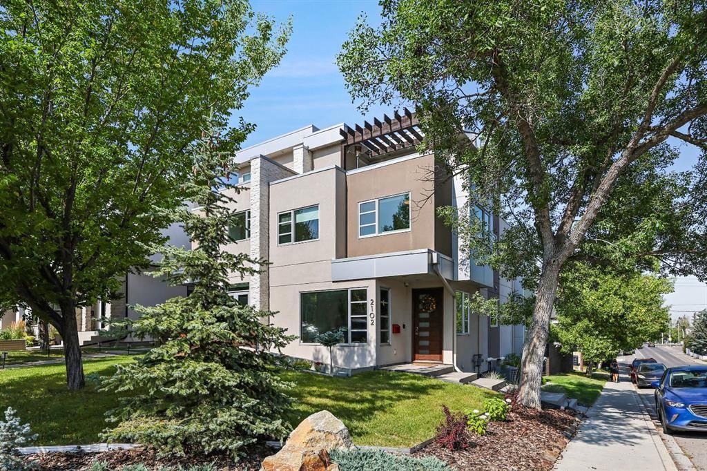 2102 28 Avenue SW, Calgary — photo 2 of 18