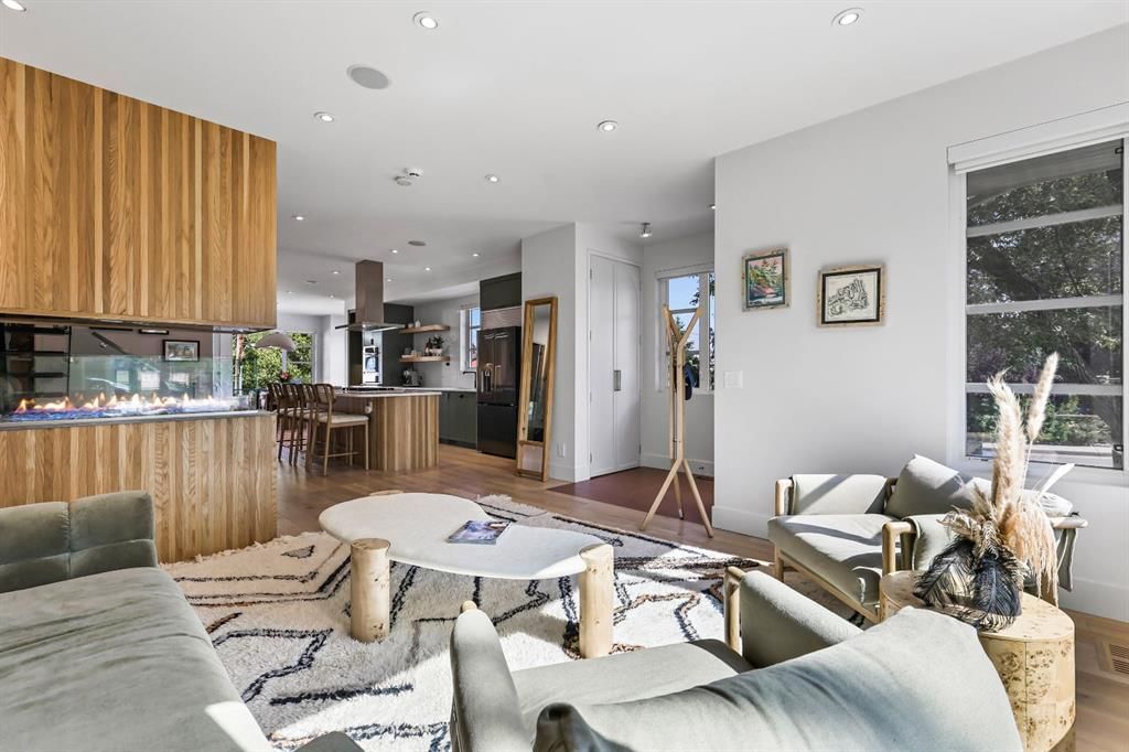 2102 28 Avenue SW, Calgary — photo 4 of 18