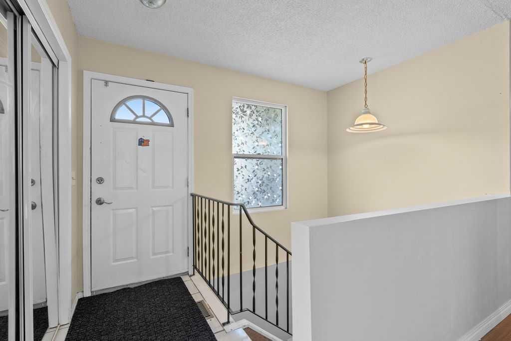 5812 22 Avenue NE, Calgary — photo 4 of 42