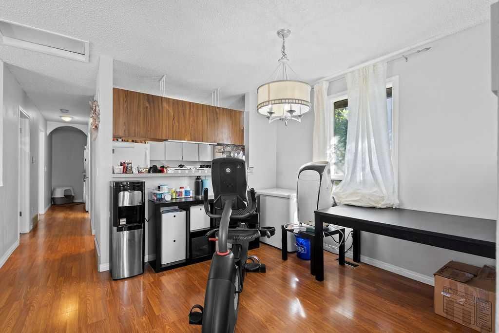 5812 22 Avenue NE, Calgary — photo 5 of 42