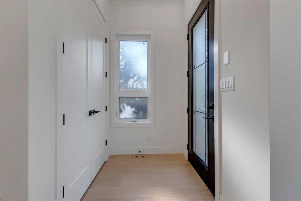 2911 4 Avenue NW, Calgary — photo 4 of 50
