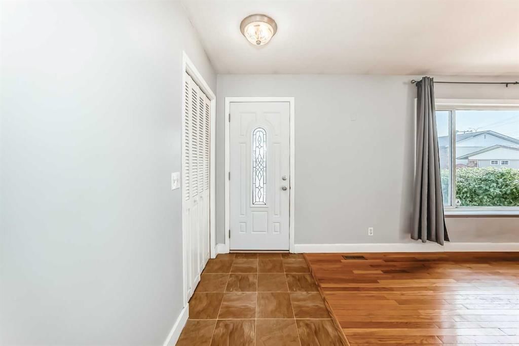 1007 Olympia Crescent SE, Calgary — photo 5 of 50