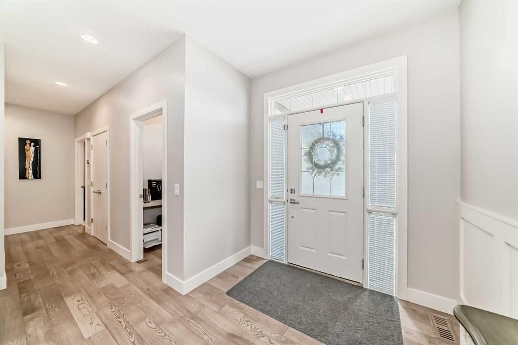 213 Springbluff Boulevard SW, Calgary — photo 3 of 45