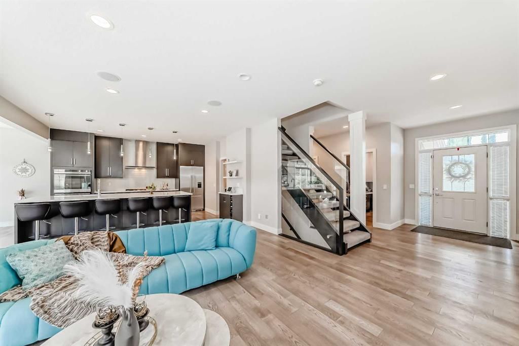 213 Springbluff Boulevard SW, Calgary — photo 4 of 45
