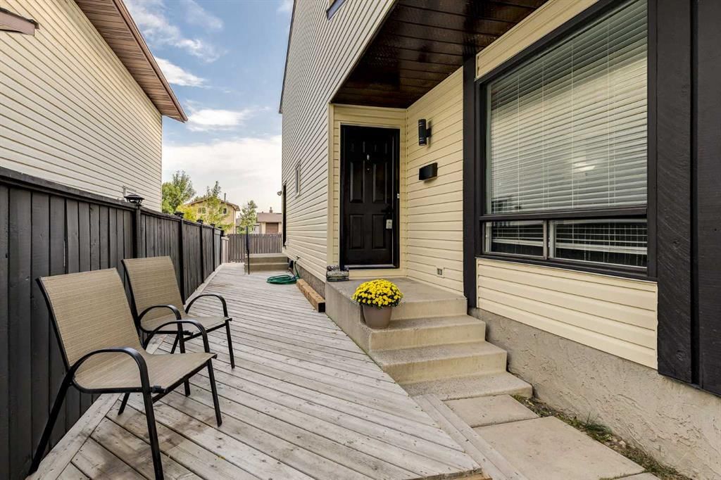 1028 Berkley Drive NW, Calgary — photo 3 of 42