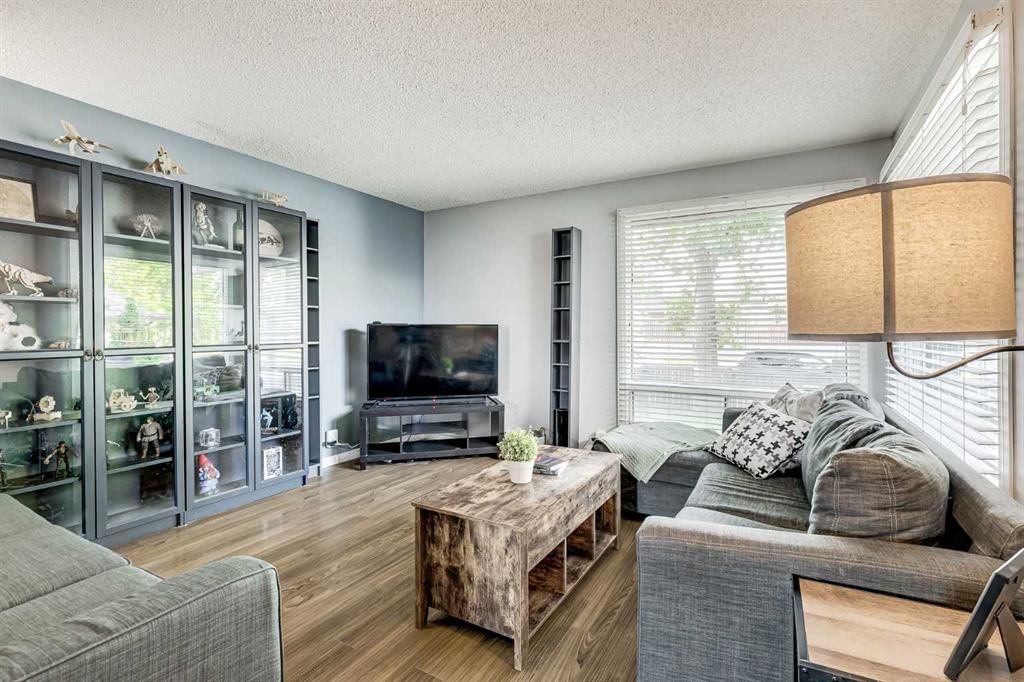 1028 Berkley Drive NW, Calgary — photo 4 of 42