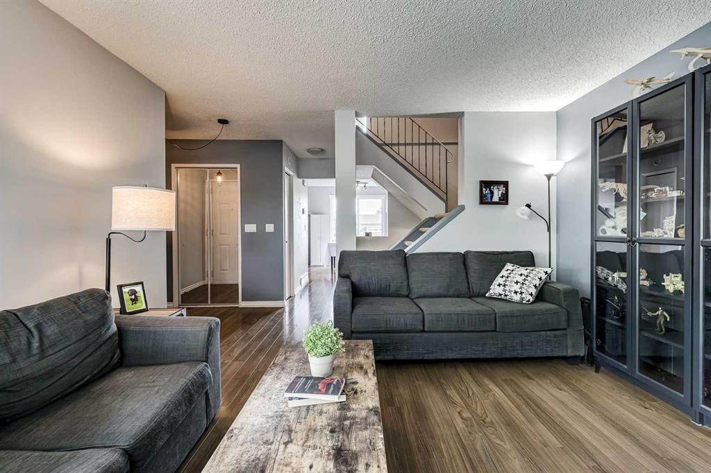 1028 Berkley Drive NW, Calgary — photo 5 of 42