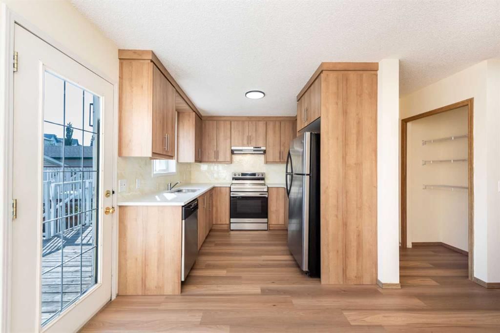 216 Hidden Hills Road NW, Calgary — photo 5 of 32